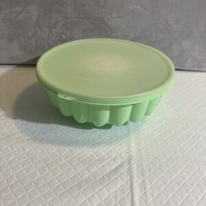 Vintage Tupperware Mint Green Bundt Cake Pan‎ Jello Mold w/ Lid - R1004